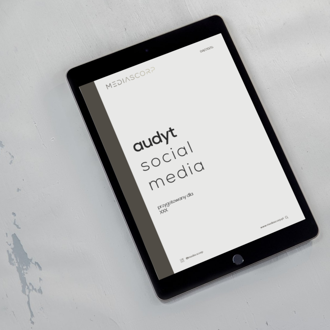Tablet z wyświetlonym tytułem audyt social media na białym tle z logo firmy w rogu ekranu